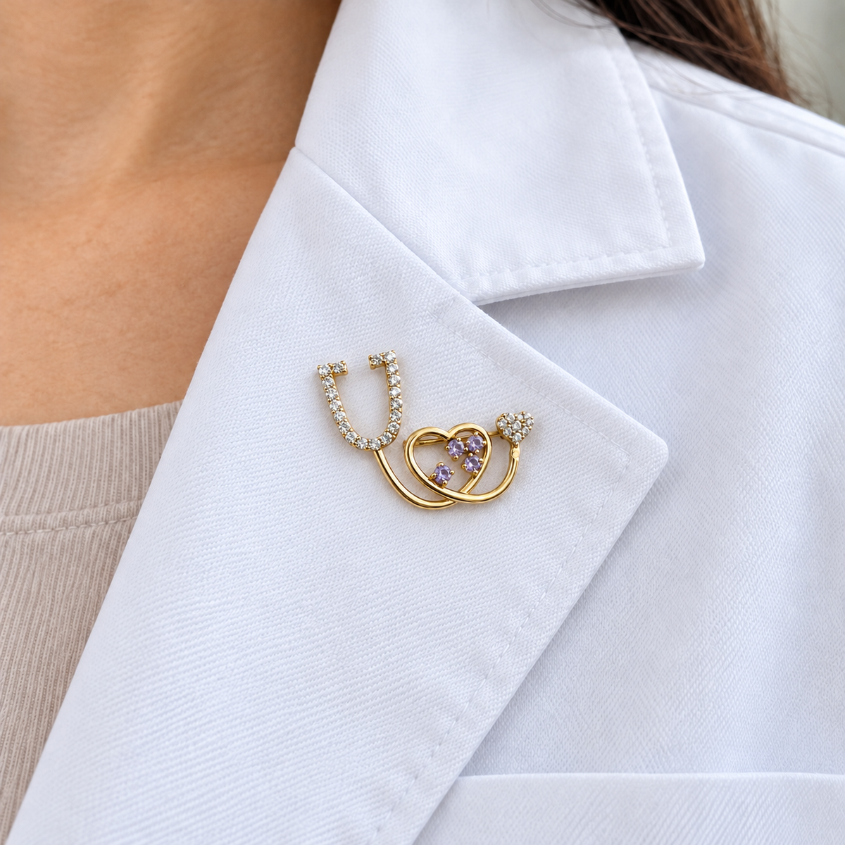 Broche Stéthoscope Améthyste en Or 18K — image 2