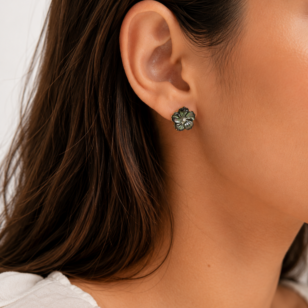 Boucles d'oreilles Fleur de Pureté Noire en Or 18K — image 2
