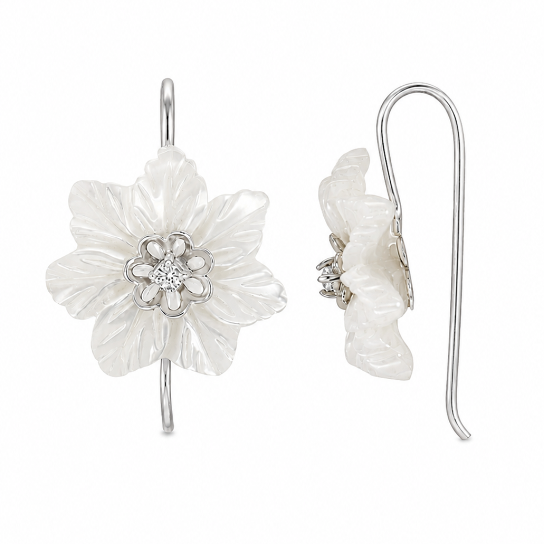 Boucles d'oreilles Fleur de Nacre Sculptée en Or 18K — image 3