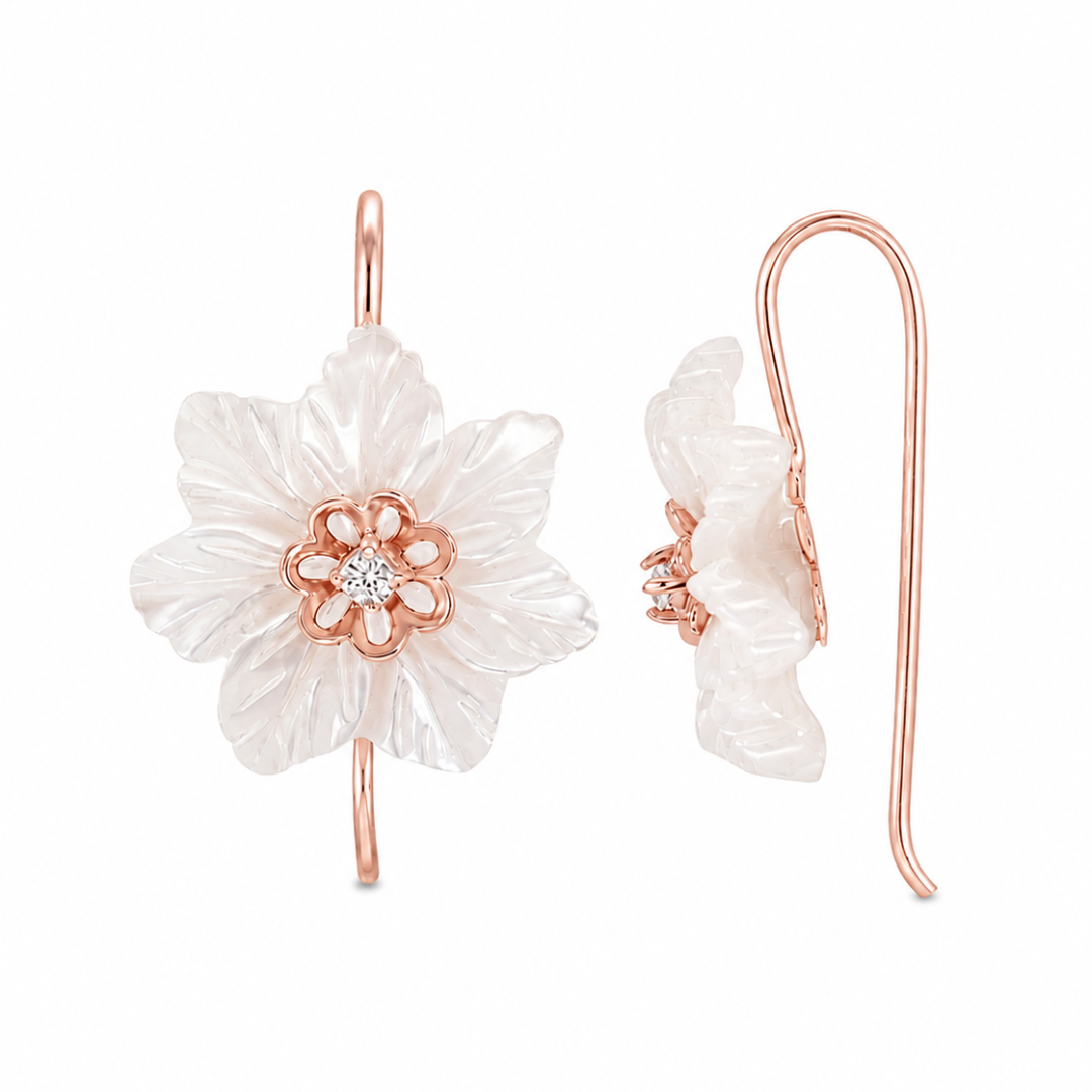 Boucles d'oreilles Fleur de Nacre Sculptée en Or 18K — image 4