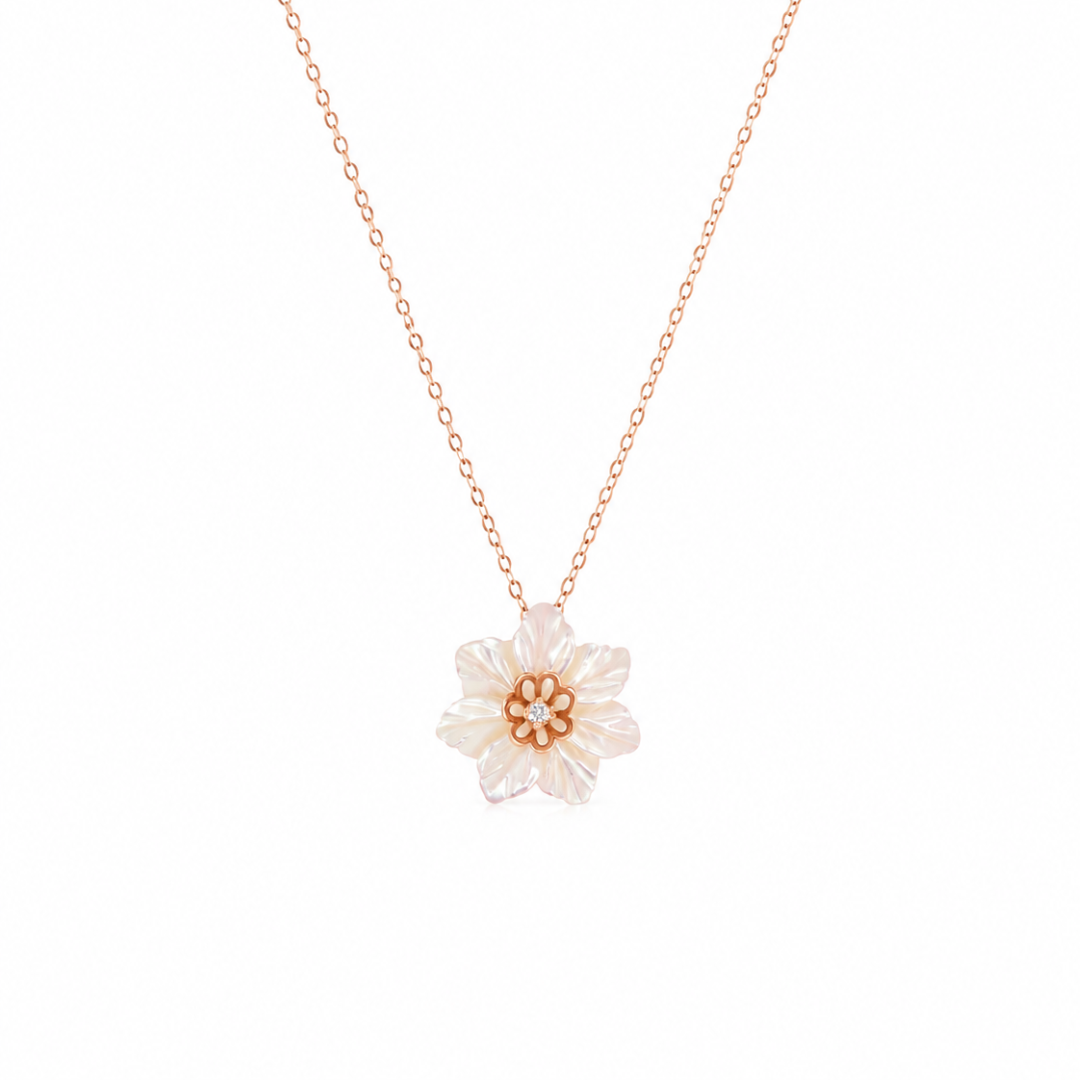 Collier Fleur de Nacre en or 18K Azor, inspiré de la fleur d'oranger