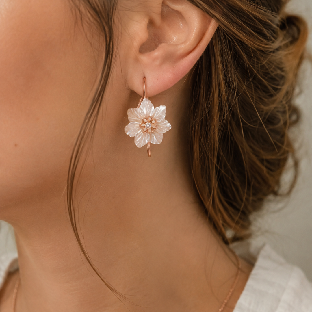 Boucles Fleur de Nacre sculptée en Or 18K – vue 2